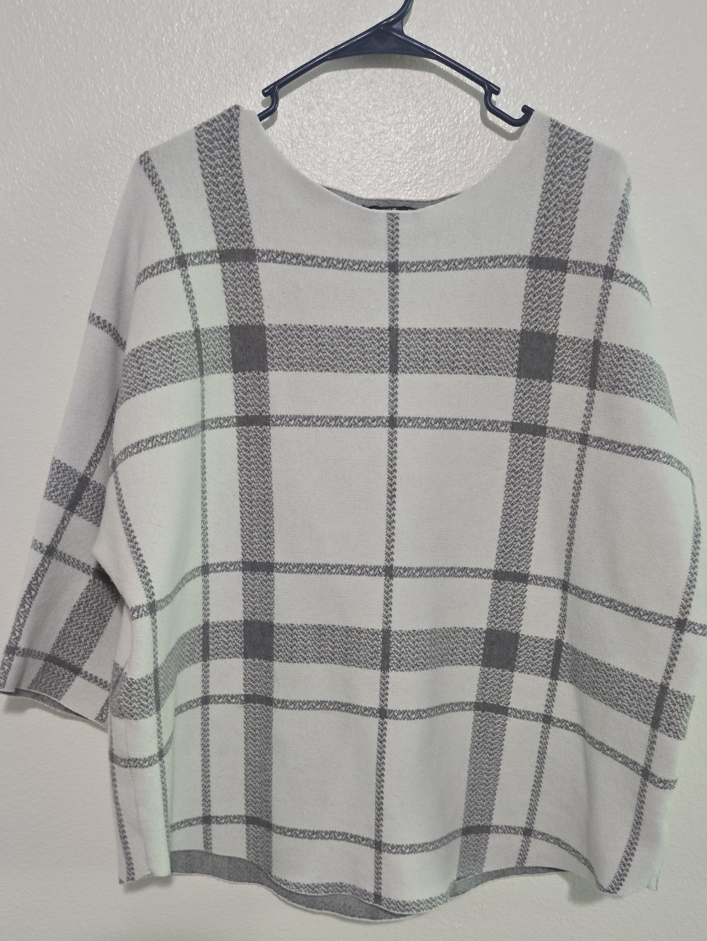 Adrienne Vittadini White and Gray Plaid Knit Pullover